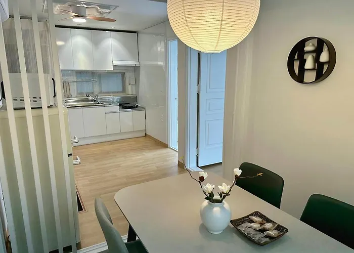 New, Cozy Hanok Stay, 3 Min Subway Line2, Line5, Airport Bus