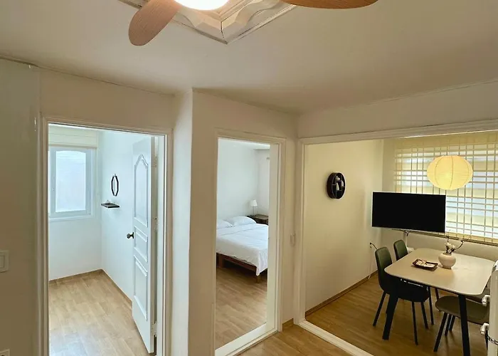 New, Cozy Hanok Stay, 3 Min Subway Line2, Line5, Airport Bus