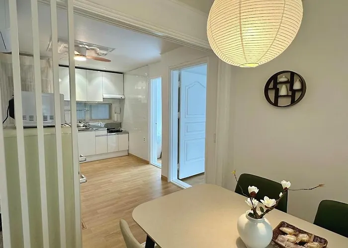 New, Cozy Hanok Stay, 3 Min Subway Line2, Line5, Airport Bus * Seoul