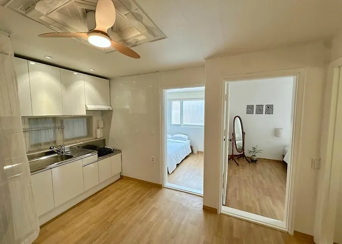 New, Cozy Hanok Stay, 3 Min Subway Line2, Line5, Airport Bus Seoul