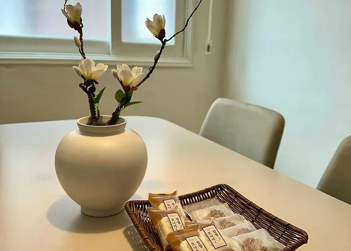 New, Cozy Hanok Stay, 3 Min Subway Line2, Line5, Airport Bus