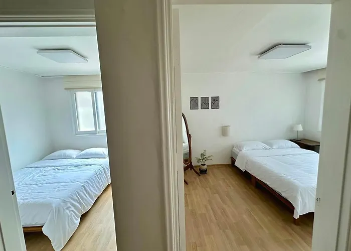New, Cozy Hanok Stay, 3 Min Subway Line2, Line5, Airport Bus Apartment