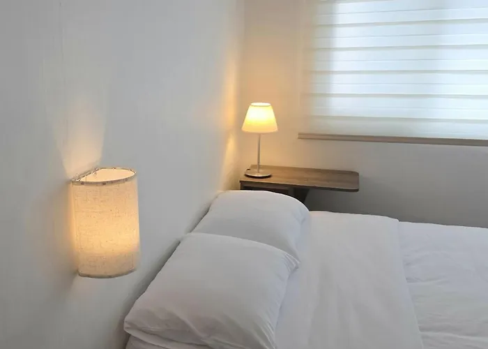 New, Cozy Hanok Stay, 3 Min Subway Line2, Line5, Airport Bus