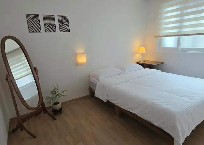New, Cozy Hanok Stay, 3 Min Subway Line2, Line5, Airport Bus *