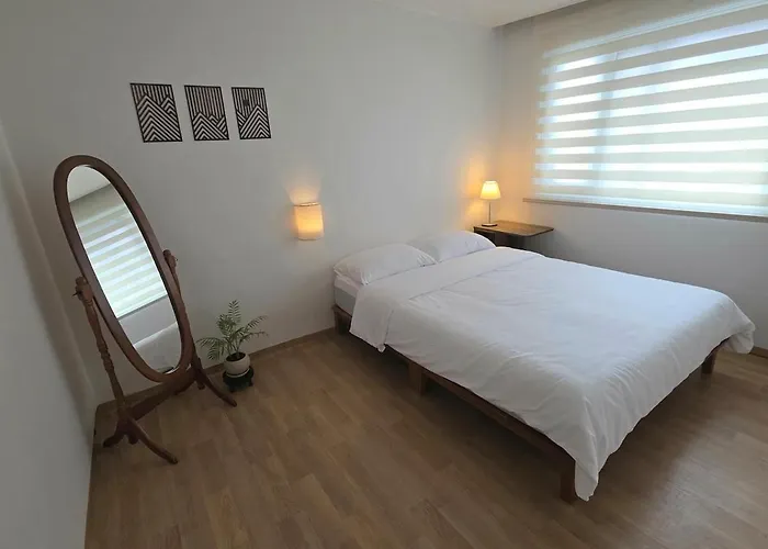New, Cozy Hanok Stay, 3 Min Subway Line2, Line5, Airport Bus Apartment Seoul