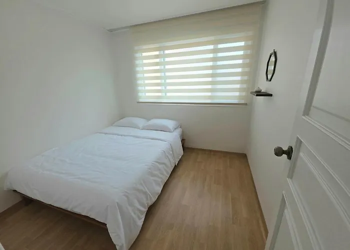New, Cozy Hanok Stay, 3 Min Subway Line2, Line5, Airport Bus Seoul