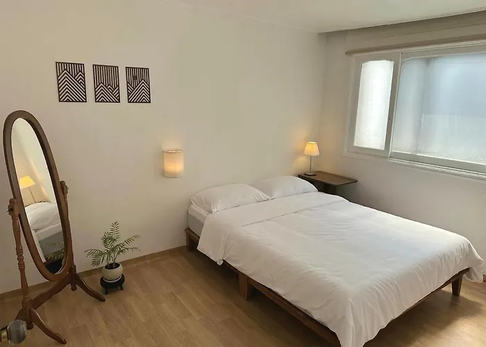 New, Cozy Hanok Stay, 3 Min Subway Line2, Line5, Airport Bus *